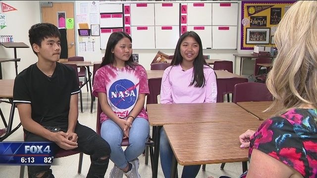 3 estudiantes de Chin de Lewisville, Texas, se sientan en un aula con un periodista de KDFW Fox 4 para hablar sobre cómo satisfacer un requisito de lengua extranjera mediante un examen de Avant STAMP WS.